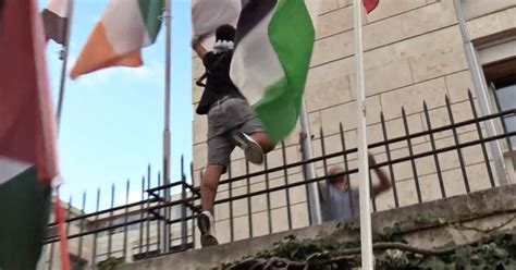 Corteo Pro Palestina A Roma Manifestante Si Arrampica Sul Cancello