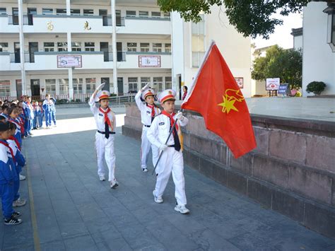 海阳一小举行“喜迎二十大 争做好队员”建队日新队员入队仪式