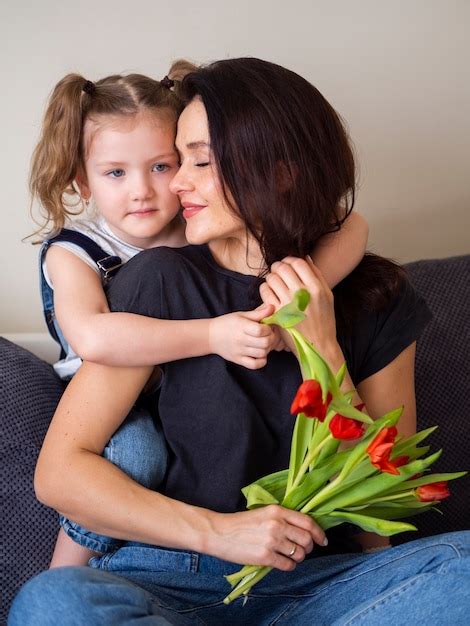 Vue De Face Mère Et Fille Posant Ensemble Photo Gratuite