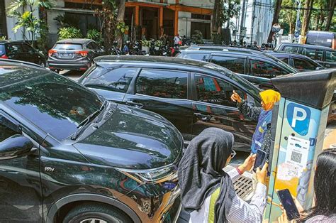 Belum Semua Warga Surabaya Siap Bayar Parkir Pakai Qris Jawa Pos