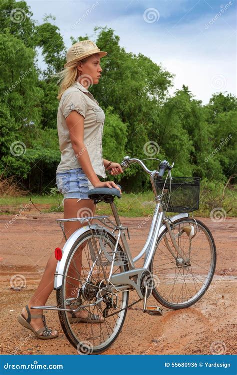 Jeune Femme Blonde Montant Une Bicyclette Dans La Campagne Photo Stock Image Du Personne