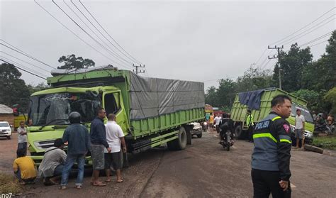 Kecelakaan Truck Batubara Dengan Fuso Yang Terjadi Di Desa