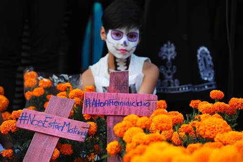 La Jornada Colocan ofrenda por víctimas de feminicidios en Paseo de