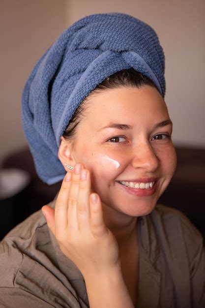 Sonrisa De Mujer Con Crema Para La Cara Mira A La C Mara Foto Gratis