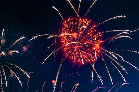 Hermosos Fuegos Artificiales Rojos Brillantes En El Cielo Nocturno