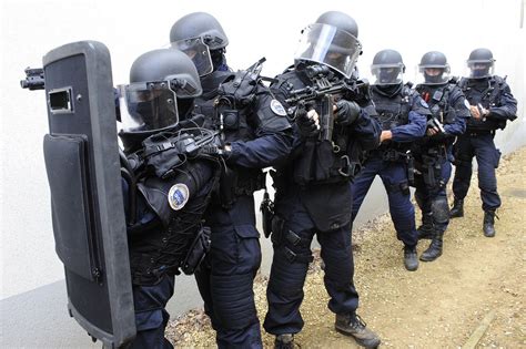 French GIGN with tactical shield [1500x998] : r/MilitaryPorn