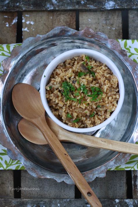 Turcja od kuchni Pilaw z kaszy bulgur z mięsem mielonym i pieczarkami