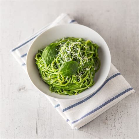 Premium Photo | Spaghetti. Green spaghetti with spinach and parmesan ...