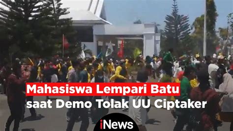 Ricuh Mahasiswa Lempari Batu Ke Polisi Saat Demo Tolak UU Cipta Kerja