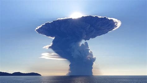 Una gigantesca nube de cenizas eclipsa el sol tras la erupción de un