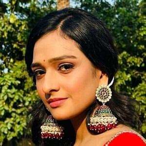 Aishwarya Khare - Age, Family, Bio | Famous Birthdays