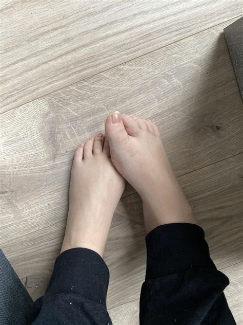 my feet are really ugly.. nobody wants them.. : r/feetpicsbuyerandsell