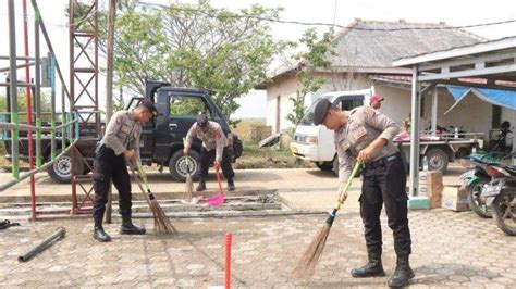 Polisi Indramayu Terjun Langsung Bersih Bersih Masjid Dalam Menyambut