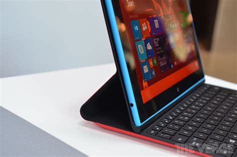 Nokia Lumia 2520 A Closer Look At Nokia S First Windows Tablet The Verge