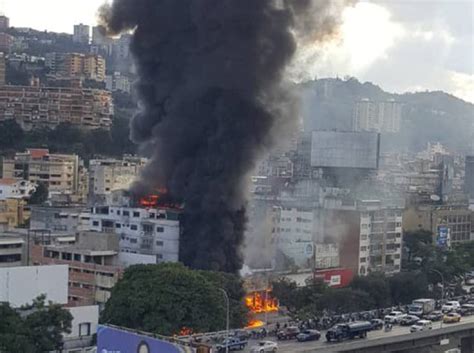 Incendio De Gran Magnitud Arras Con Bodeg N Cine Citt En Bello Monte