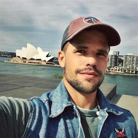 Lgbtq Celebrities Who Ve Come Out Since Gay Celebrities Charlie Carver Carver Twins