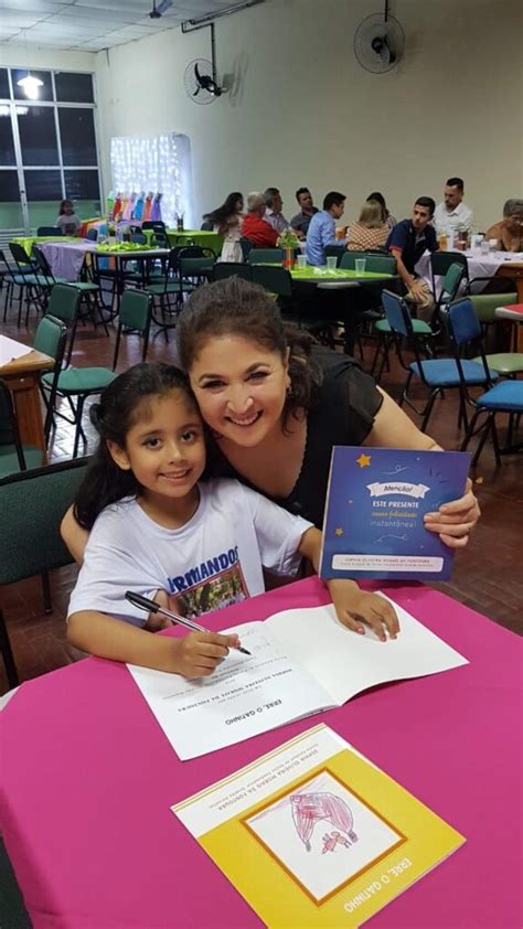 Alunos Do N Vel B Da Gente Mi Da Autografam Livros De Sua Autoria