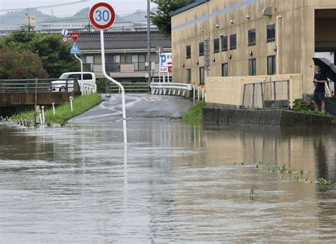 Heavy Rainfall Lashes Western Japan 3 70 000 Urged To Evacuate