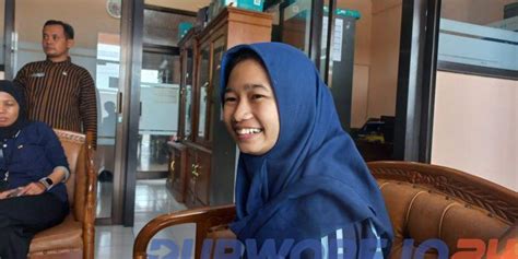 Ditinggal Ibu Sejak Kecil Siswi Smk Di Purworejo Jadi Tulang Punggung