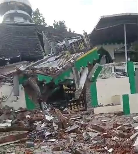 Dampak Gempa Tuban Masjid Di Bawean Gresik Ambruk Warga Pilih Berbuka