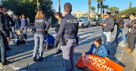 Blocco Del Traffico In Via Roma Spostati Di Peso Dalla Polizia Il