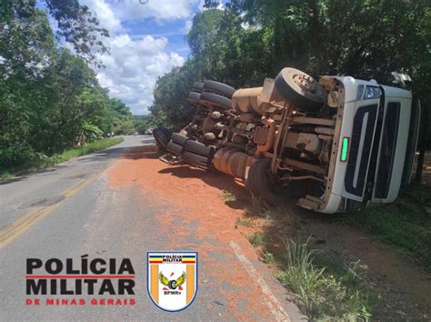 Carreta Tomba Na Mg Ao Desviar De Moto Que Saiu De Estrada Sem