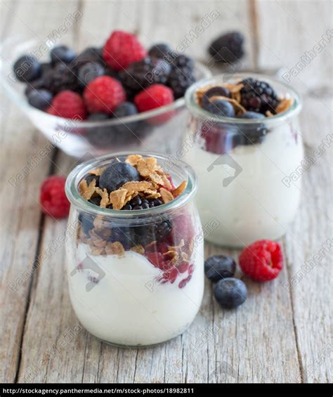 frühstück mit frischen griechischer joghurt müsli Lizenzfreies Bild