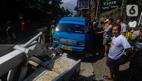 Rem Blong Bus Akap Tabrak Angkot Di Puncak Tiga Penumpang Terluka