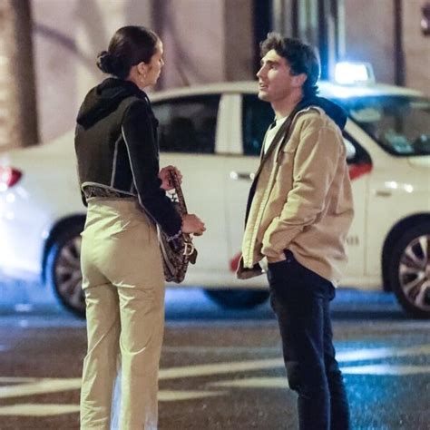 Victoria Federica Y Albert Arenas Hablando En Un Paseo Nocturno En