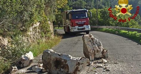 Masso Caduto Chiusa La Strada D Accesso A Cesi