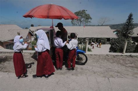 Foto Aktivitas Sekolah Dasar Di Lereng Gunung Merapi Chatnews Indonesia