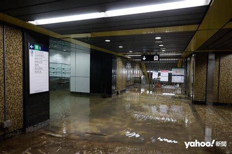 黑雨｜黃大仙站通道仍水浸 港鐵職員拉閘 鑽石山站乘客呆站等候｜圖輯