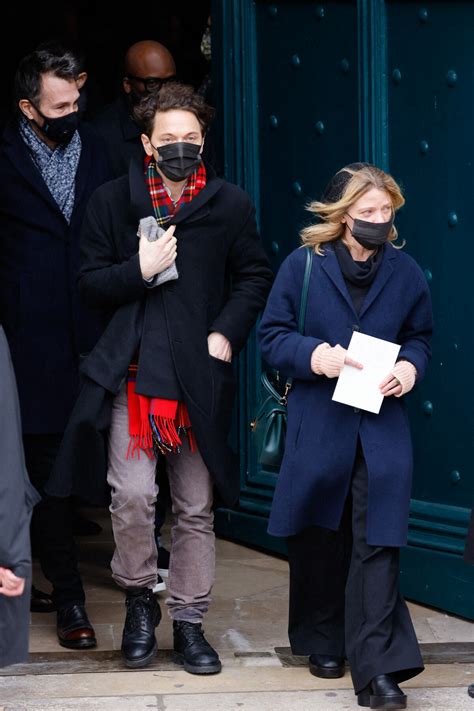 Photo Le chanteur Raphaël et sa compagne Mélanie Thierry Sorties