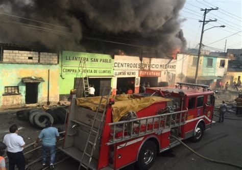 Continúan sofocando el fuego en varios negocios