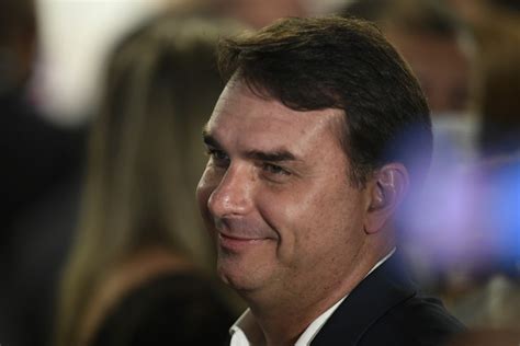 Flávio Bolsonaro Diz Que Renda Como Advogado Ajudou A Pagar Mansão De R