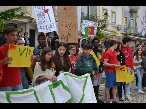 Estudantes Recriaram Marcha Do De Maio De Pelas Ruas De