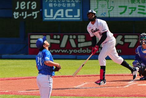 ＜ヤ・d＞2回、今永から先制ソロを放つサンタナ（撮影・光山 貴大） ― スポニチ Sponichi Annex 野球