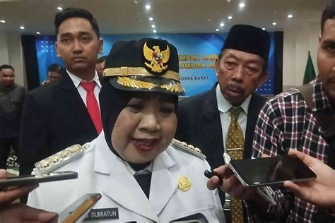 Resmi Dilantik Sumiatun Jadi Bupati Perempuan Pertama Di Lombok Ntbsatu