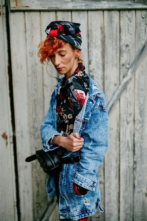 Image libre vintage Outfit fantaisie Brunette jeune femme écharpe robe veste Jeans coloré