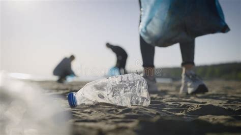 Un Grupo Irreconocible De Voluntarios Recoge Pl Stico Reciclable En La