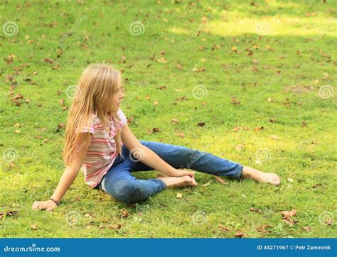 Fille Aux Pieds Nus Sur Le Pré Photo Stock Image 44271967