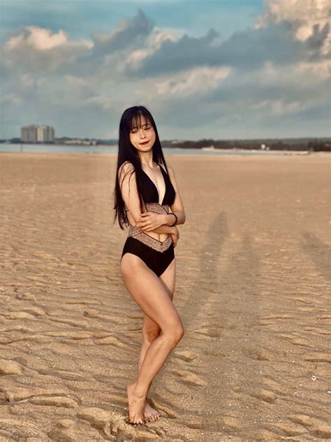 Hoa khôi Taekwondo Châu Tuyết Vân diện bikini khoe dáng gợi cảm