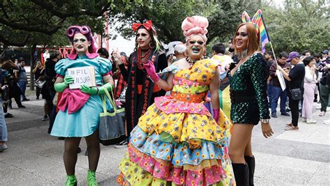 No más censura Drag queens protestan de manera pacífica en la FIL