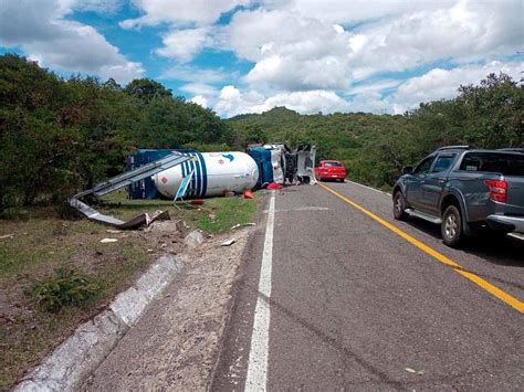 Fallece Conductor En Choque Y Volcadura De Pipa De Gas En Oaxaca Nvi