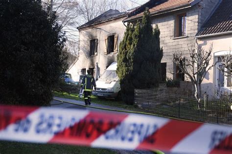 Gendarmes blessés dans l explosion d une maison dans l Allier les