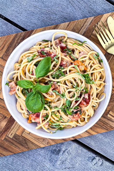 Cremet Pasta Med Pancetta Og Tomater Opskrift P Nem Pasta