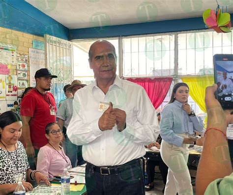 Alcalde Y Candidato Mario D Vila Emite Su Voto En Monclova