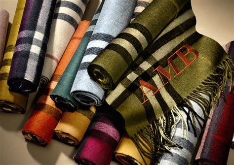 Burberry открывает шарф-бар и меняет расцветки знаменитых пальто