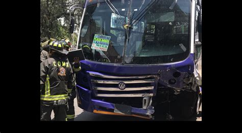 Chofer de microbús choca y abandona a los pasajeros