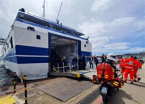 Nave Finisce Contro La Banchina Nel Porto Di Napoli